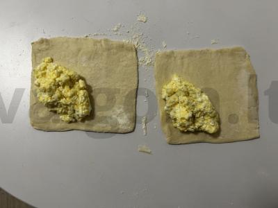 Skanios sluoksniuotos tešlos su varške prie arbatos Žingsnis 4