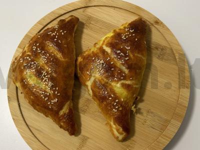 Skanios sluoksniuotos tešlos su varške prie arbatos pagrindine nuotrauka