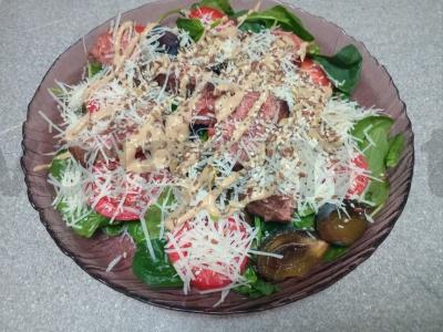 Špinatų salotos su slyvomis ir jautienos steiku pagrindine nuotrauka