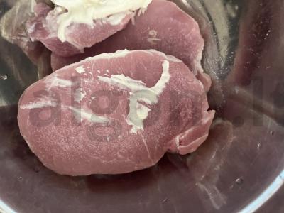 Kiauliena grietinėlės ir česnako padaže Žingsnis 1