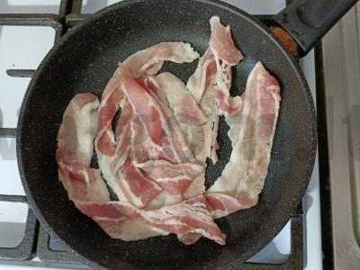 Kiaušinienė su bekonu ir vyšniniais pomidorais pusryčiams Žingsnis 1