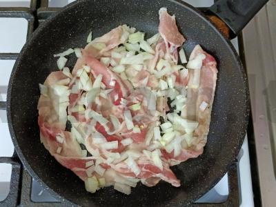 Kiaušinienė su bekonu ir vyšniniais pomidorais pusryčiams Žingsnis 3