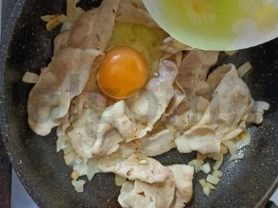 Kiaušinienė su bekonu ir vyšniniais pomidorais pusryčiams Žingsnis 4