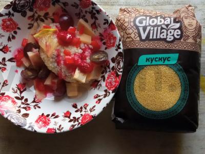 Kuskusas su sūriu ir vynuogėmis po aviečių sirupu pagrindine nuotrauka