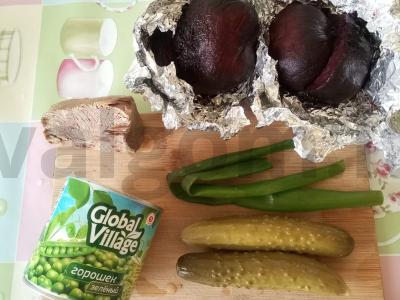 Mėsos salotas su žirniais ir burokėliais Žingsnis 1