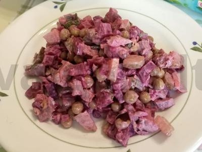 Mėsos salotas su žirniais ir burokėliais pagrindine nuotrauka