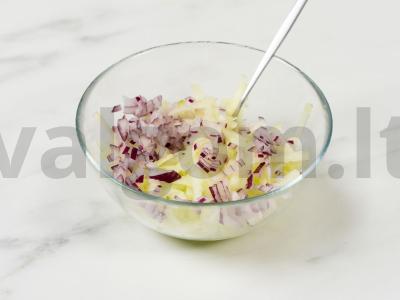 Prancūziškas salotas su obuoliu ir raudonuoju svogūnu Žingsnis 5