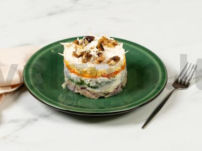 Prancūziškas salotas su obuoliu ir raudonuoju svogūnu pagrindine nuotrauka