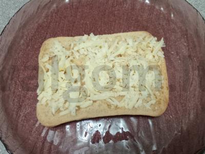 Sumuštinis su dviem sūrio rūšimis, šonine, jalapeno pipirais ir spanguolėmis Žingsnis 1