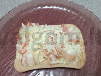 Sumuštinis su dviem sūrio rūšimis, šonine, jalapeno pipirais ir spanguolėmis Žingsnis 3