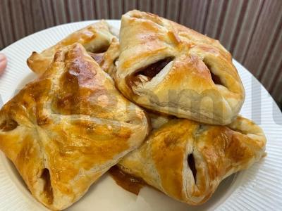 Kvapnios sluoksniuotos tešlos pyragėliai su obuoliais pagrindine nuotrauka