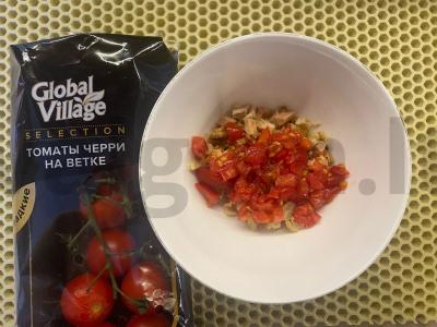 Kiaušinienė su rūkytomis kalakutienos, pomidorais ir sūriu Žingsnis 2