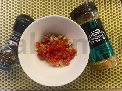 Kiaušinienė su rūkytomis kalakutienos, pomidorais ir sūriu Žingsnis 3