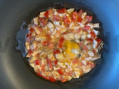 Kiaušinienė su rūkytomis kalakutienos, pomidorais ir sūriu Žingsnis 5