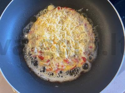 Kiaušinienė su rūkytomis kalakutienos, pomidorais ir sūriu Žingsnis 6