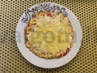 Kiaušinienė su rūkytomis kalakutienos, pomidorais ir sūriu Žingsnis 7