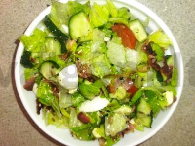 Salotas su bekonu ir putpelių kiaušiniu pagrindine nuotrauka