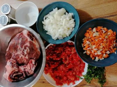 Kiaulienos guliašas su pomidorais Žingsnis 1