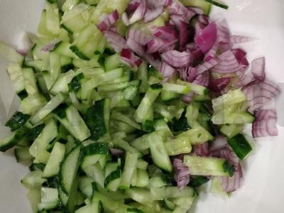 Malonus salotas su žaliais žirneliais ir kiaušiniu Žingsnis 1