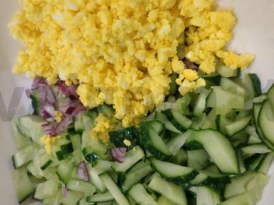 Malonus salotas su žaliais žirneliais ir kiaušiniu Žingsnis 2