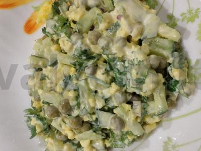 Malonus salotas su žaliais žirneliais ir kiaušiniu pagrindine nuotrauka