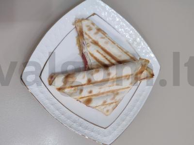 Vyniotiniai iš lavašo su dešra ir sūriu Žingsnis 6