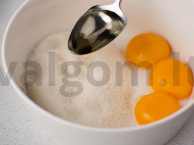 Tortas su braškėmis ir grietinėlėmis Žingsnis 3