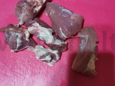 Keptas kiaulienos patiekalas su svogūnais Žingsnis 1