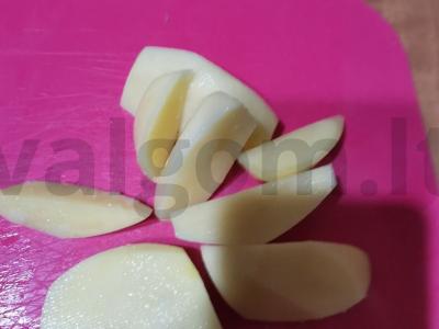 Keptas kiaulienos patiekalas su svogūnais Žingsnis 2