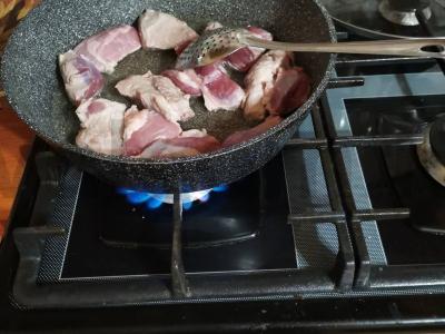 Keptas kiaulienos patiekalas su svogūnais Žingsnis 3