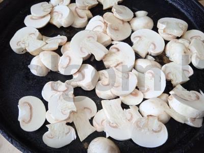 Kiaulienos šonkauliai, kepti su pievagrybiais, paprikomis, žaliąja pupelių ir rozmarinu Žingsnis 1