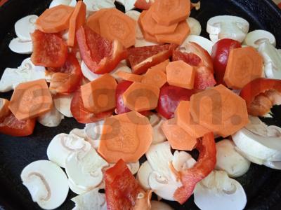 Kiaulienos šonkauliai, kepti su pievagrybiais, paprikomis, žaliąja pupelių ir rozmarinu Žingsnis 3