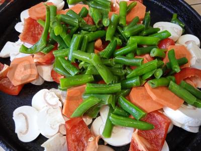 Kiaulienos šonkauliai, kepti su pievagrybiais, paprikomis, žaliąja pupelių ir rozmarinu Žingsnis 4