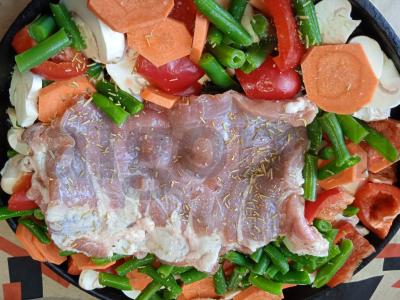 Kiaulienos šonkauliai, kepti su pievagrybiais, paprikomis, žaliąja pupelių ir rozmarinu Žingsnis 6