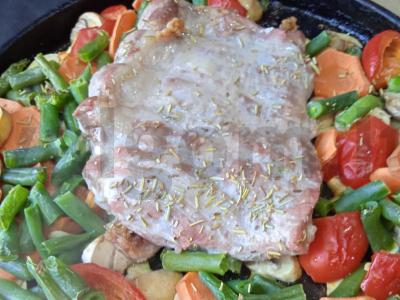 Kiaulienos šonkauliai, kepti su pievagrybiais, paprikomis, žaliąja pupelių ir rozmarinu Žingsnis 7