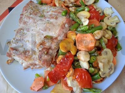 Kiaulienos šonkauliai, kepti su pievagrybiais, paprikomis, žaliąja pupelių ir rozmarinu Žingsnis 8