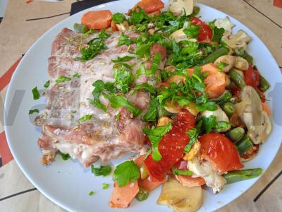 Kiaulienos šonkauliai, kepti su pievagrybiais, paprikomis, žaliąja pupelių ir rozmarinu pagrindine nuotrauka