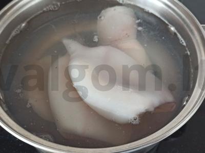 Salotos su kalmarais ir krevetėmis Žingsnis 2