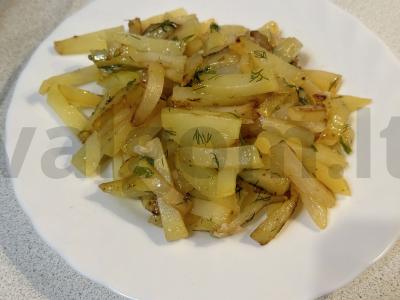 Kepta bulvė su kvapniaisiais žolelėmis ir česnaku vakarienei pagrindine nuotrauka