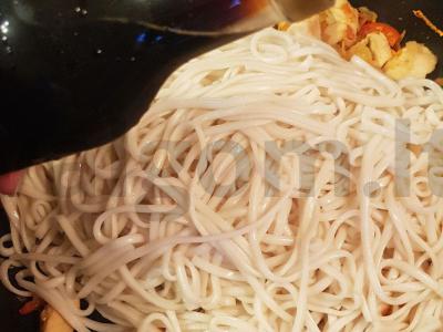 Dieviškas udonas su vištienos krūtinėle ir daržovėmis Žingsnis 7