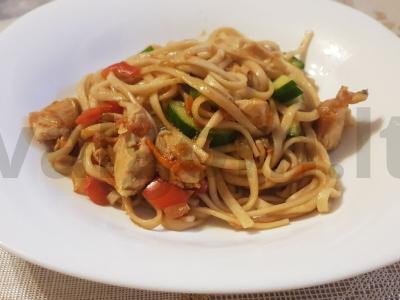 Dieviškas udonas su vištienos krūtinėle ir daržovėmis pagrindine nuotrauka