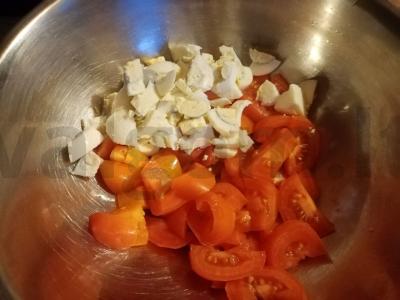 Salotas su dešrainiu sūriu ir pomidoru Žingsnis 2