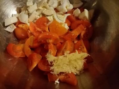 Salotas su dešrainiu sūriu ir pomidoru Žingsnis 3