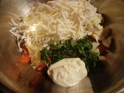 Salotas su dešrainiu sūriu ir pomidoru Žingsnis 5