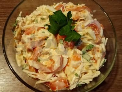 Salotas su dešrainiu sūriu ir pomidoru pagrindine nuotrauka