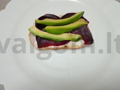 Sumuštinis su burokėliais, avokadu ir silke Žingsnis 3