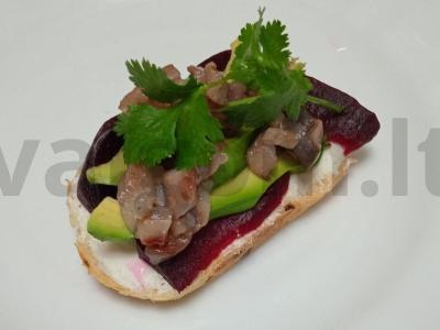 Sumuštinis su burokėliais, avokadu ir silke pagrindine nuotrauka