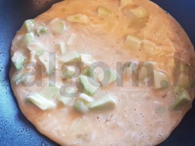 Kiaušinių omletas su avokadu Žingsnis 5