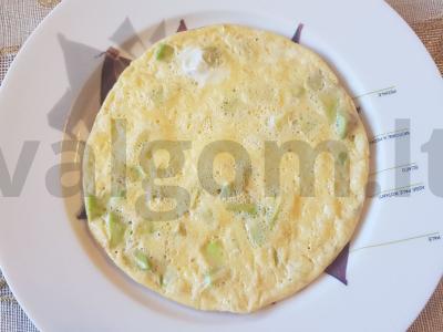 Kiaušinių omletas su avokadu pagrindine nuotrauka