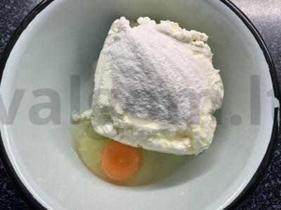 Sūrio blynai orkaitėje su cukatais ir razinomis ant ryžių miltų be cukraus Žingsnis 1